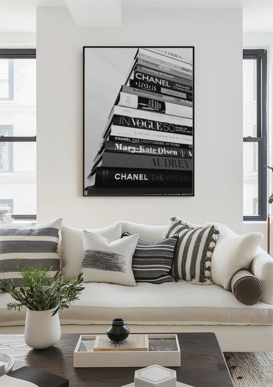 Stapel modeboeken canvas schilderij aan de muur in de hal