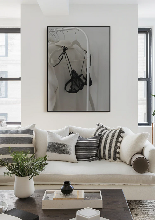 Kanten lingerie aan een kledingrek canvas schilderij aan de muur in de hal