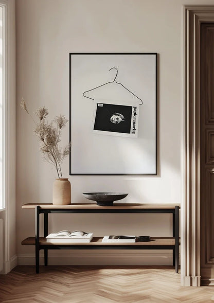 Schwarz-weißer Kleiderbügel aus Zeitungs-Papiermaché, minimalistisches Gemälde