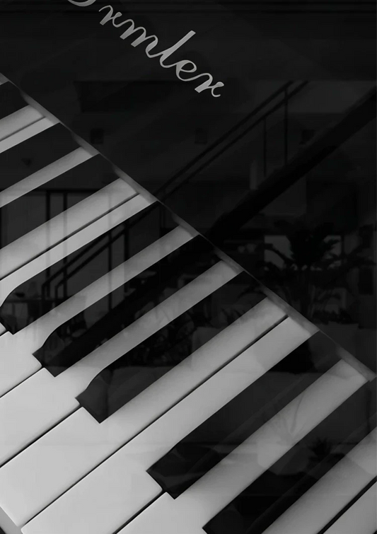 Pianotoetsen in zwart en wit canvas schilderij boven het bed in de slaapkamer