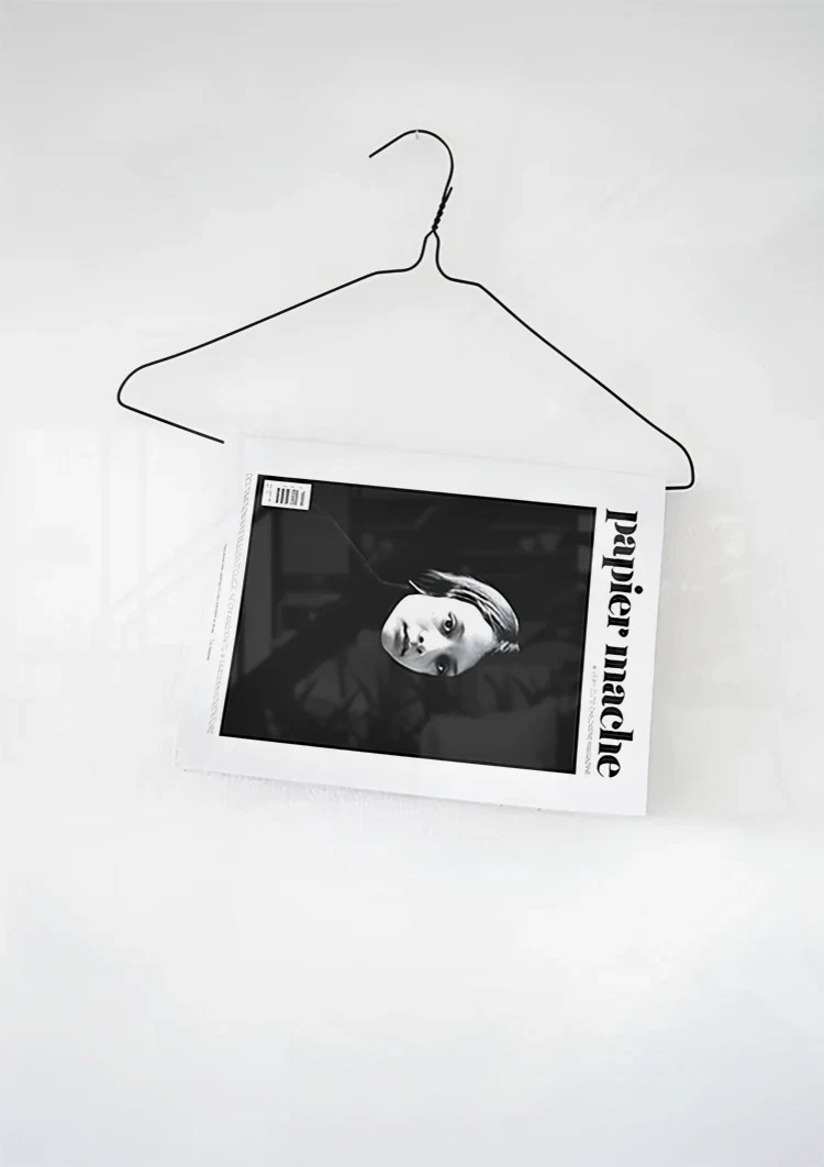 Schwarz-weißer Kleiderbügel aus Zeitungs-Papiermaché, minimalistisches Gemälde