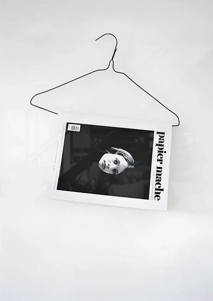Schwarz-weißer Kleiderbügel aus Zeitungs-Papiermaché, minimalistisches Gemälde