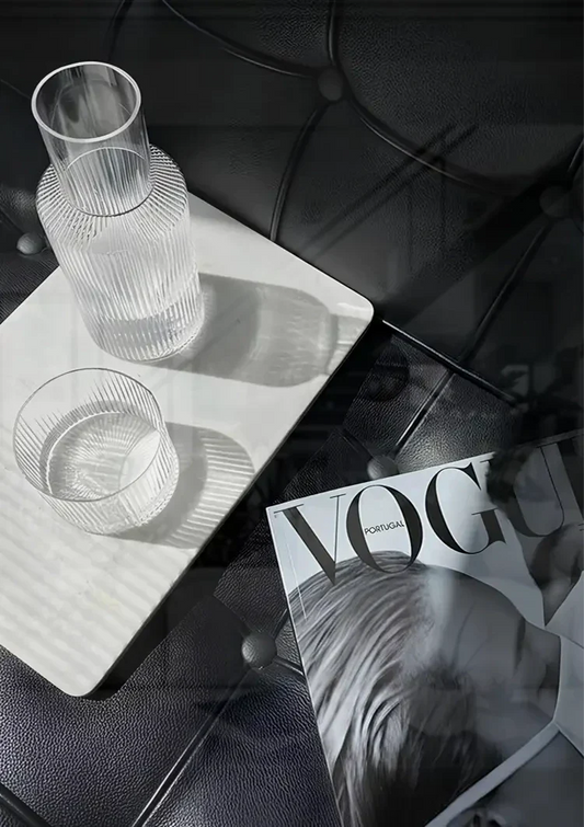 Modemagazine met een glas water op een dienblad canvas schilderij boven het bed in de slaapkamer