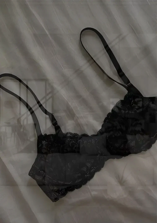 Sensueel stilleven met kanten lingerie canvas schilderij boven het bed in de slaapkamer
