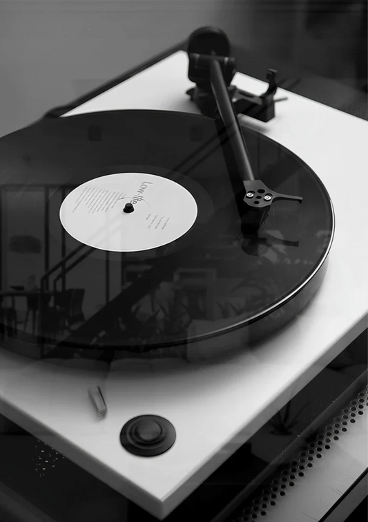 Klasyczny gramofon obraz na płótnie na ścianie nad łóżkiem w sypialni.